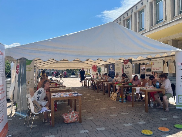 Veletrh sociálních a návazných služeb na Holicku.